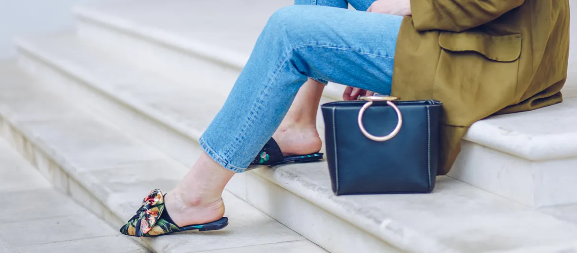 Klapki mules: Jak nosić i wybrać idealny fason? Porady stylistki