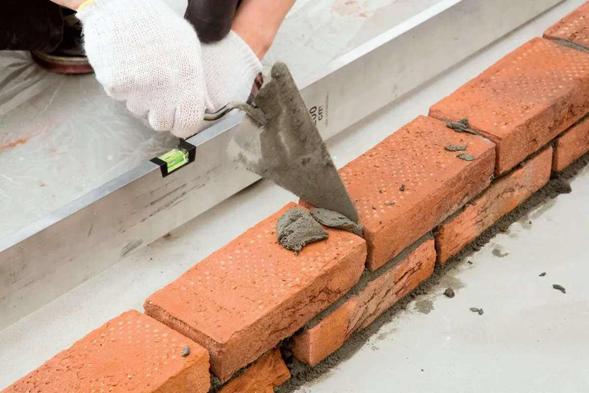 Murowanie z cegły: jak wybrać odpowiednią zaprawę murarską?