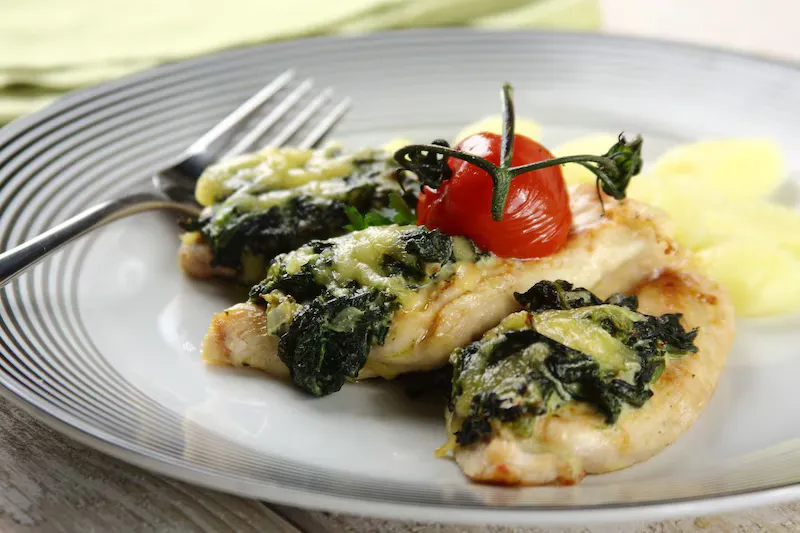 Pierś z kurczaka ze szpinakiem i fetą: Zdrowy obiad
