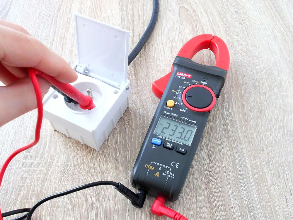 Jaki prąd w gniazdku: AC czy DC? Poznaj rodzaj zasilania w domu