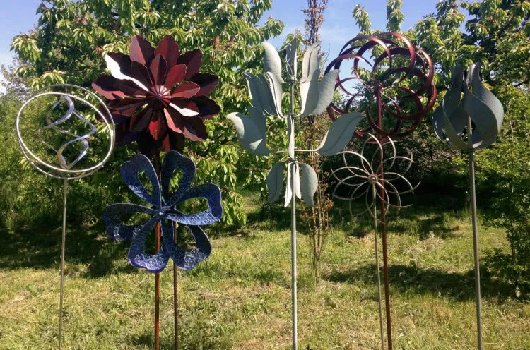 Rzeźby wiatrowe – jak wybrać idealne ozdoby do ogrodu?