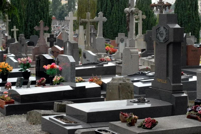 Jak sprzedać miejsce na cmentarzu - poznaj prawne ograniczenia i alternatywy