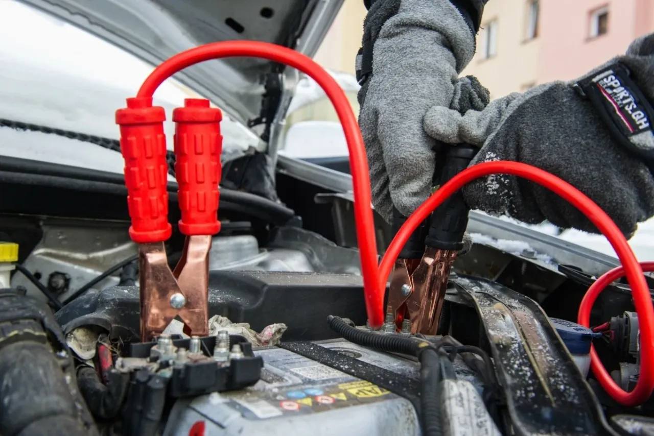 Jak odpalić samochód na kable? Prosty poradnik krok po kroku