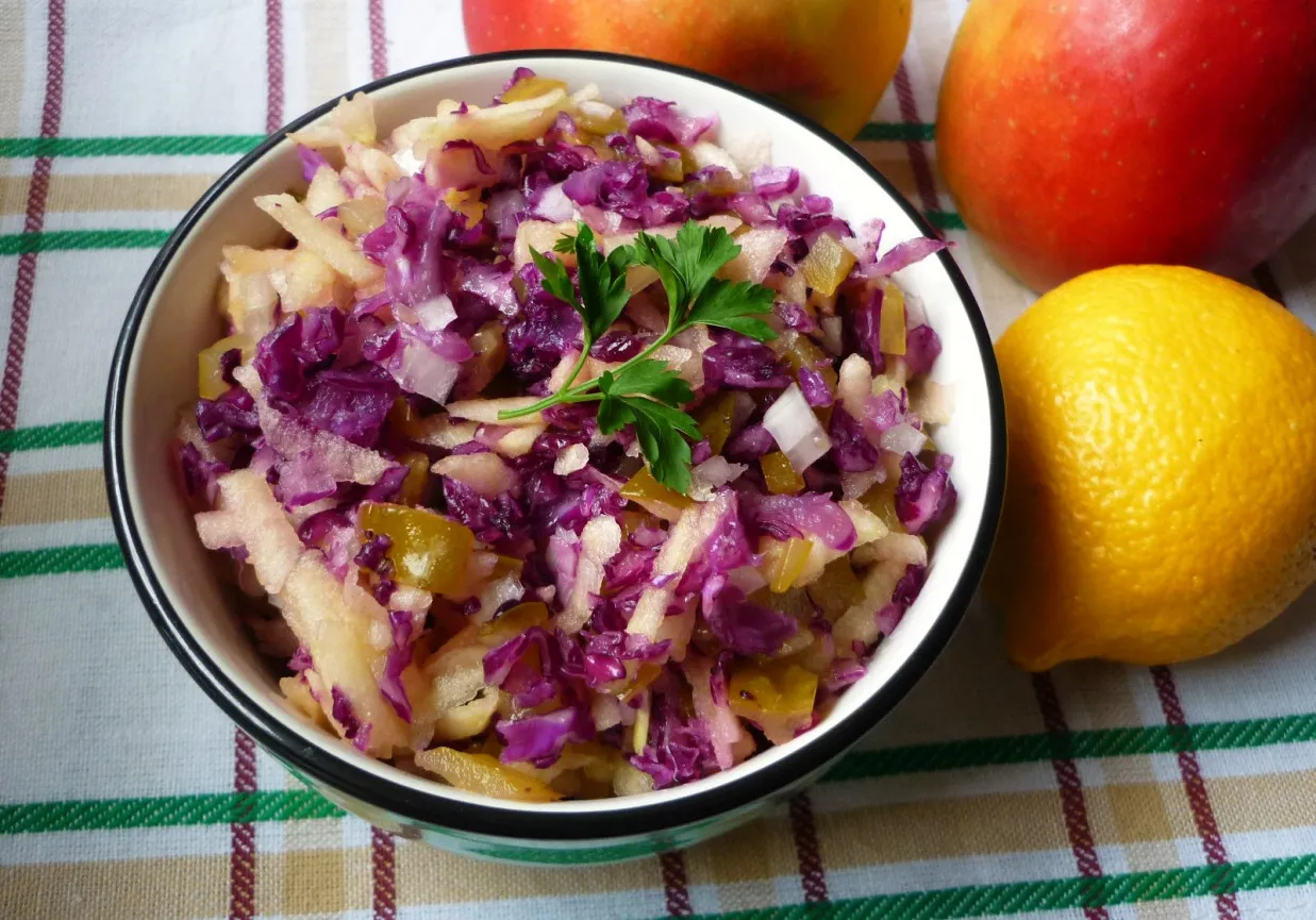 Jak zrobić surówkę z czerwonej kapusty, która zachwyci smakiem?