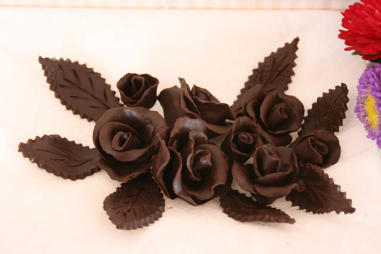 Jak zrobić ozdoby z czekolady na torta, które zachwycą gości