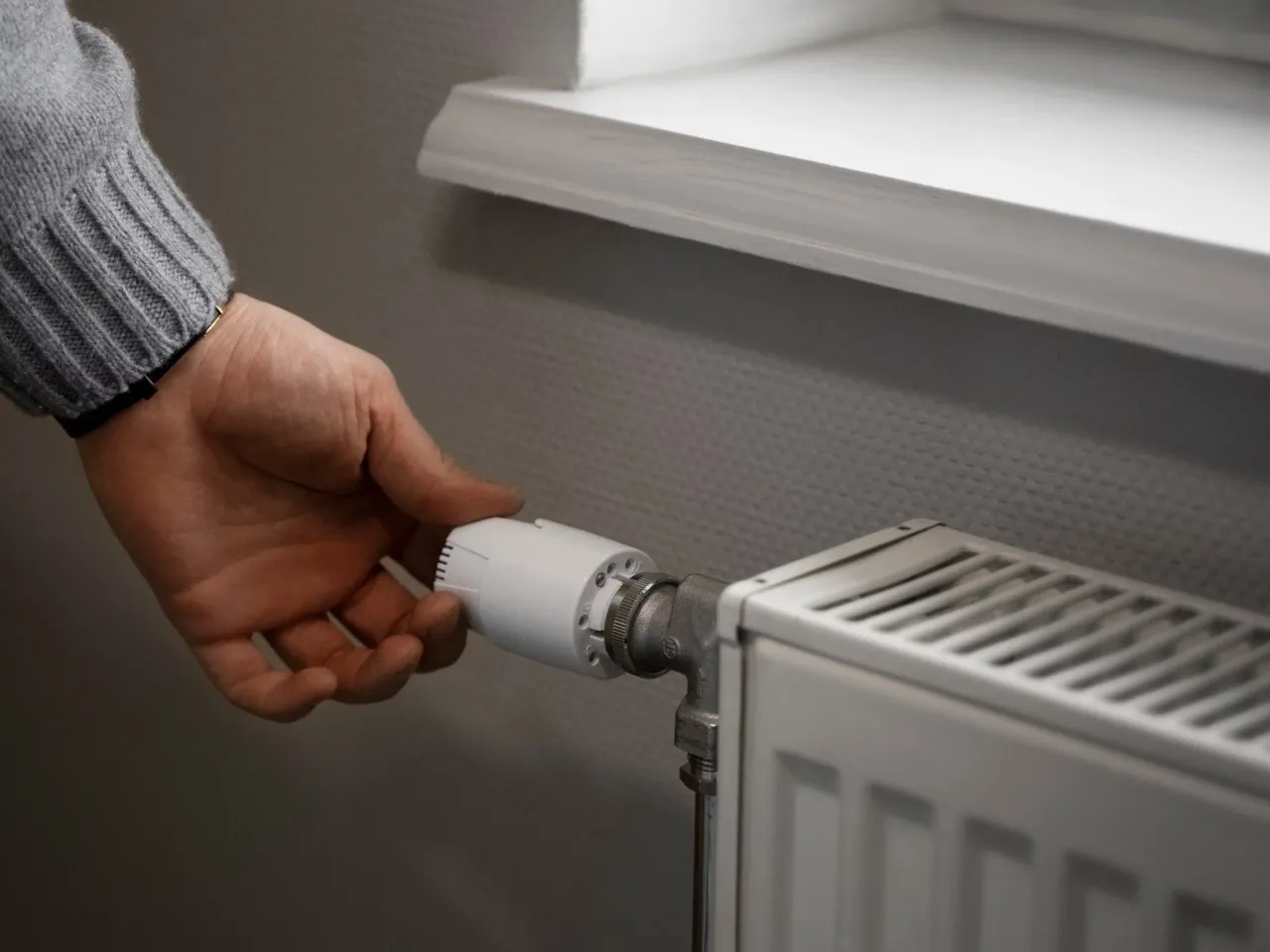 Jak zakręcić grzejnik i uniknąć problemów z ciepłem w domu