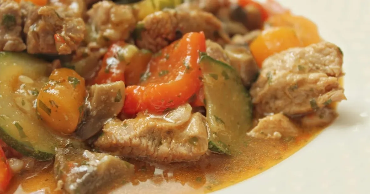 Jak zrobić dietetyczny gulasz z indyka - zdrowy i prosty przepis