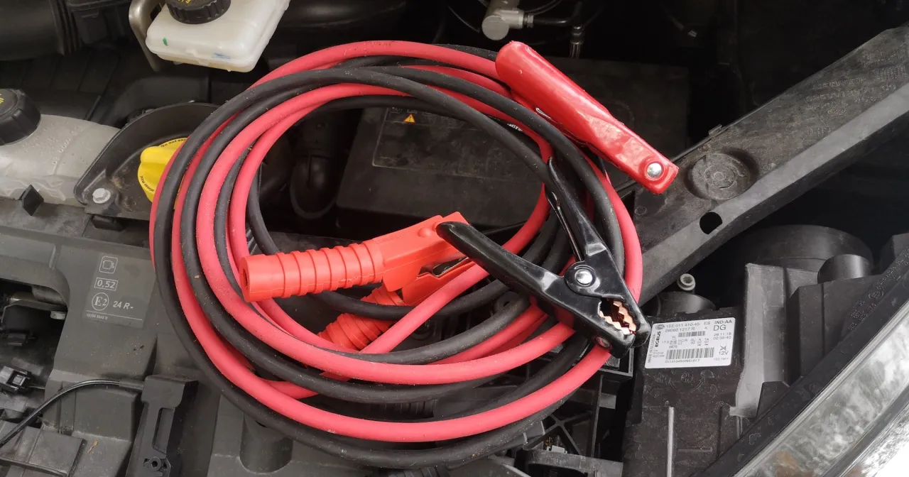 Jak szybko odpalić samochód na kable - bez kluczyków, gdy akumulator jest rozładowany