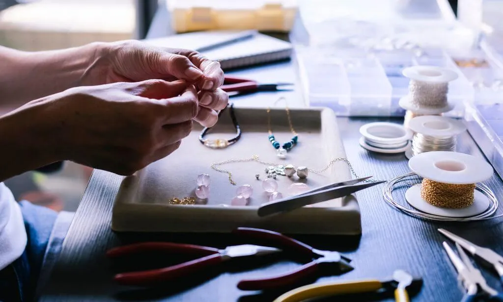 Jak zakończyć naszyjnik na żyłce, aby był trwały i estetyczny