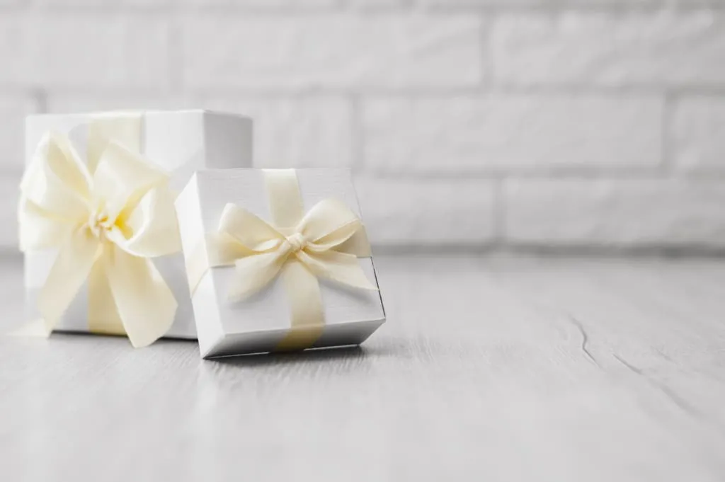 Najlepsze prezenty ślubne dla koleżanki z pracy, które zachwycą
