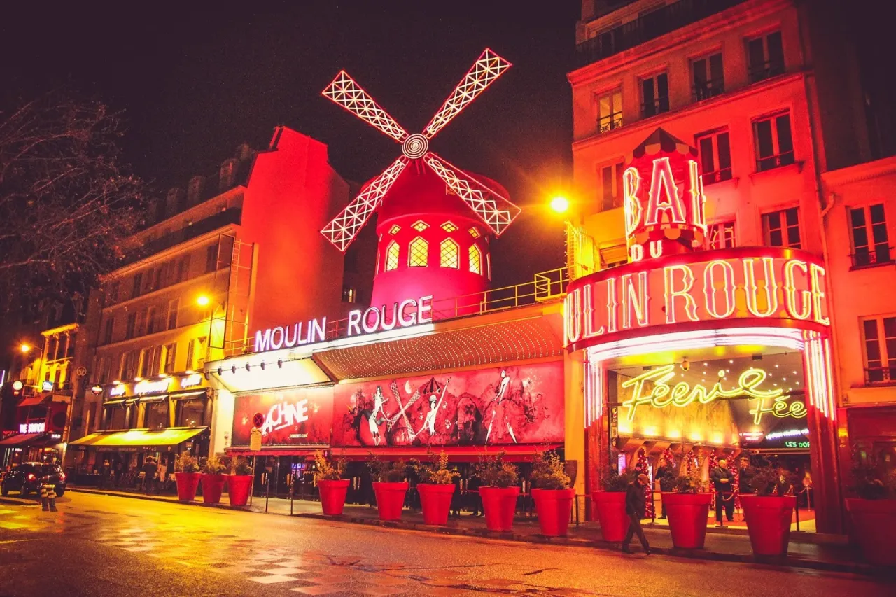 Moulin Rouge Paryż: Przewodnik po legendzie i praktycznych poradach Moulin Rouge Paryż: Przewodnik po legendzie i praktycznych poradach
