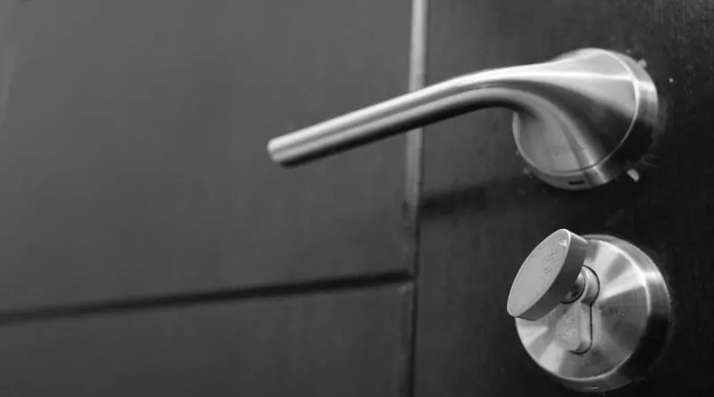 Drzwi pod skosem: Jak zrobić je samemu? Praktyczny poradnik