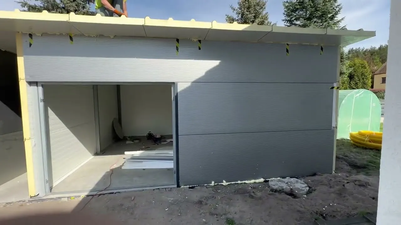 Jak zrobić drzwi garażowe z płyty warstwowej - uniknij kosztownych błędów