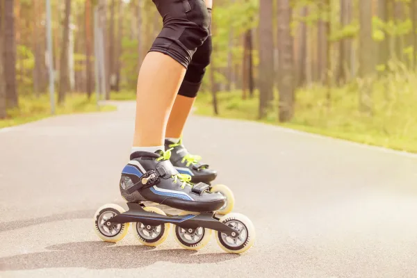 Czy można jeździć na rolkach po chodniku? Poznaj zasady i bezpieczeństwo