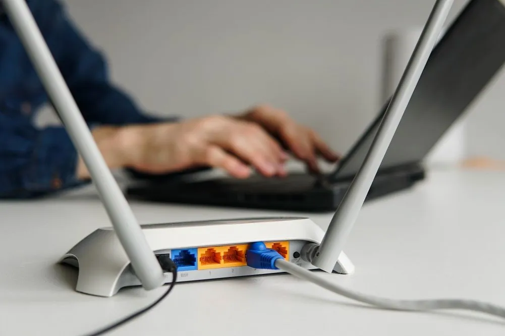 Jakim kablem połączyć router z komputerem, aby uniknąć problemów?