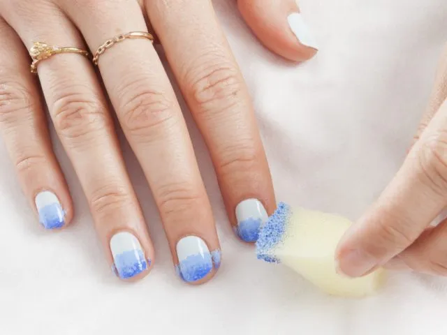 Jak zrobić ombre niebieskie paznokcie? Odkryj krok po kroku
