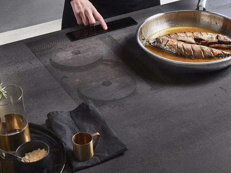 Jak naturalnie zintegrować płytę indukcyjną w blacie kamiennym