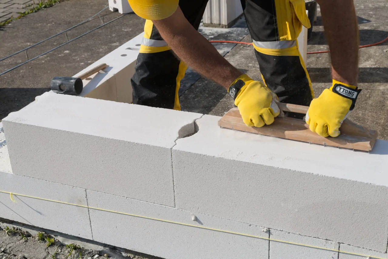 Ile bloczków na fundament? Obliczamy precyzyjnie + porady