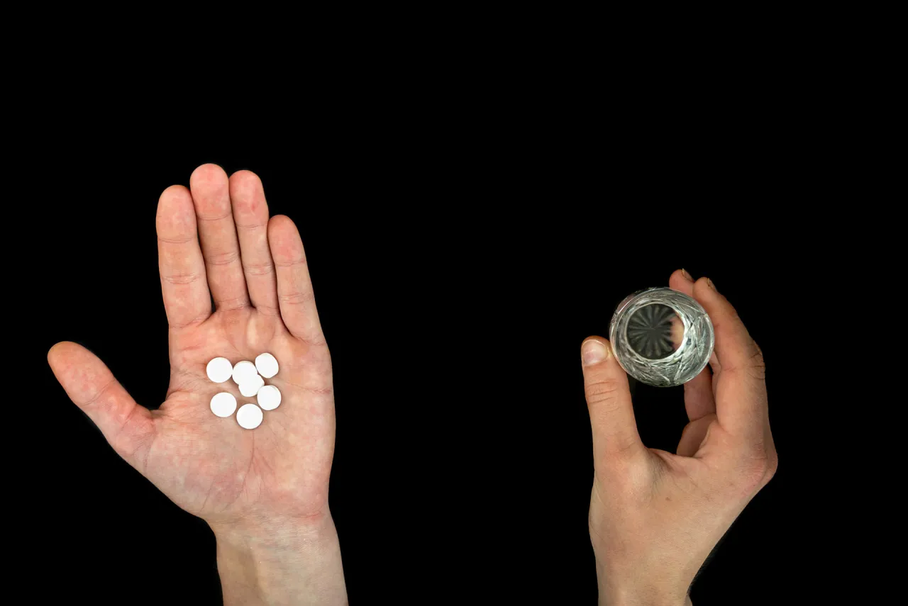 Czy biorąc antybiotyk można pić alkohol? Poznaj ryzyko i skutki