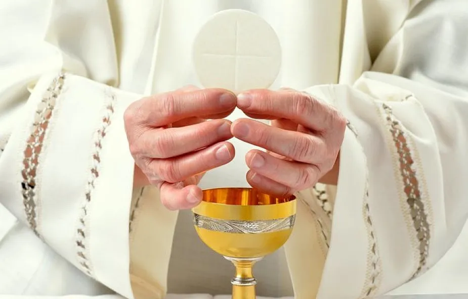 Czy msza online to grzech? Wyjaśnienie stanowiska Kościoła i duchowe konsekwencje