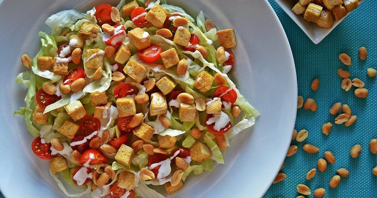 Jak przygotować tofu do sałatki, aby zaskoczyć smakiem i prostotą