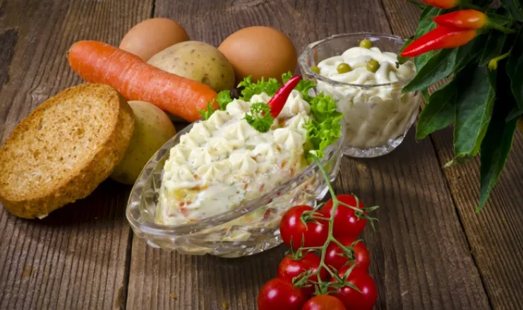 Ile kalorii ma sałatka warzywna z majonezem? Zaskakujące wartości!