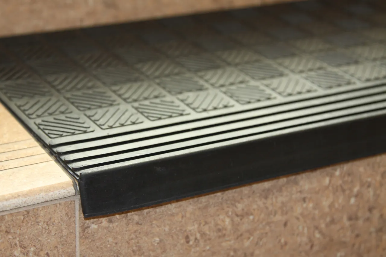 Mocne przyklejenie gumowych nakładek na schody bez błędów i problemów