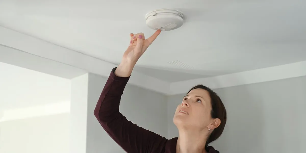 Jak oszukać czujnik dymu w hotelu i uniknąć poważnych konsekwencji