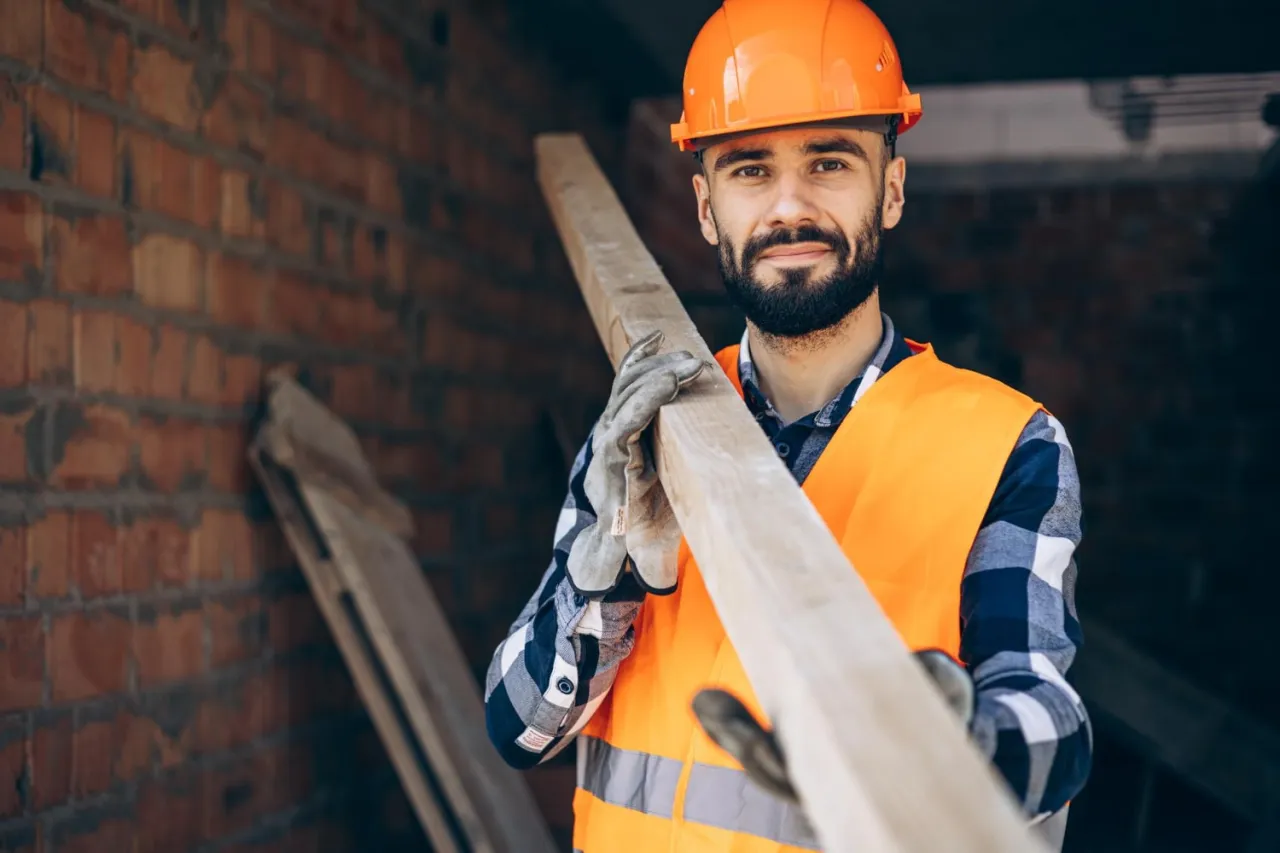 Jak zamontować belkę do elewacji? Poradnik krok po kroku
