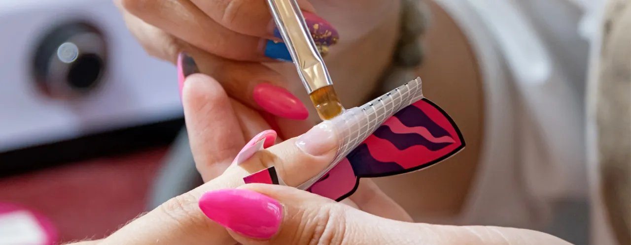 Co jest potrzebne do przedłużania paznokci? Kluczowe materiały i narzędzia