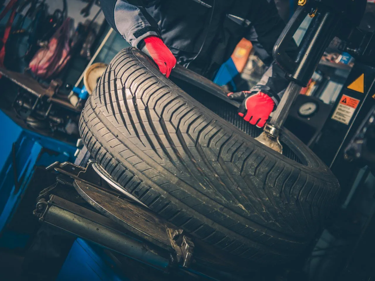 Ile waży opona? Sprawdź wagi popularnych rozmiarów (15-17 cali)