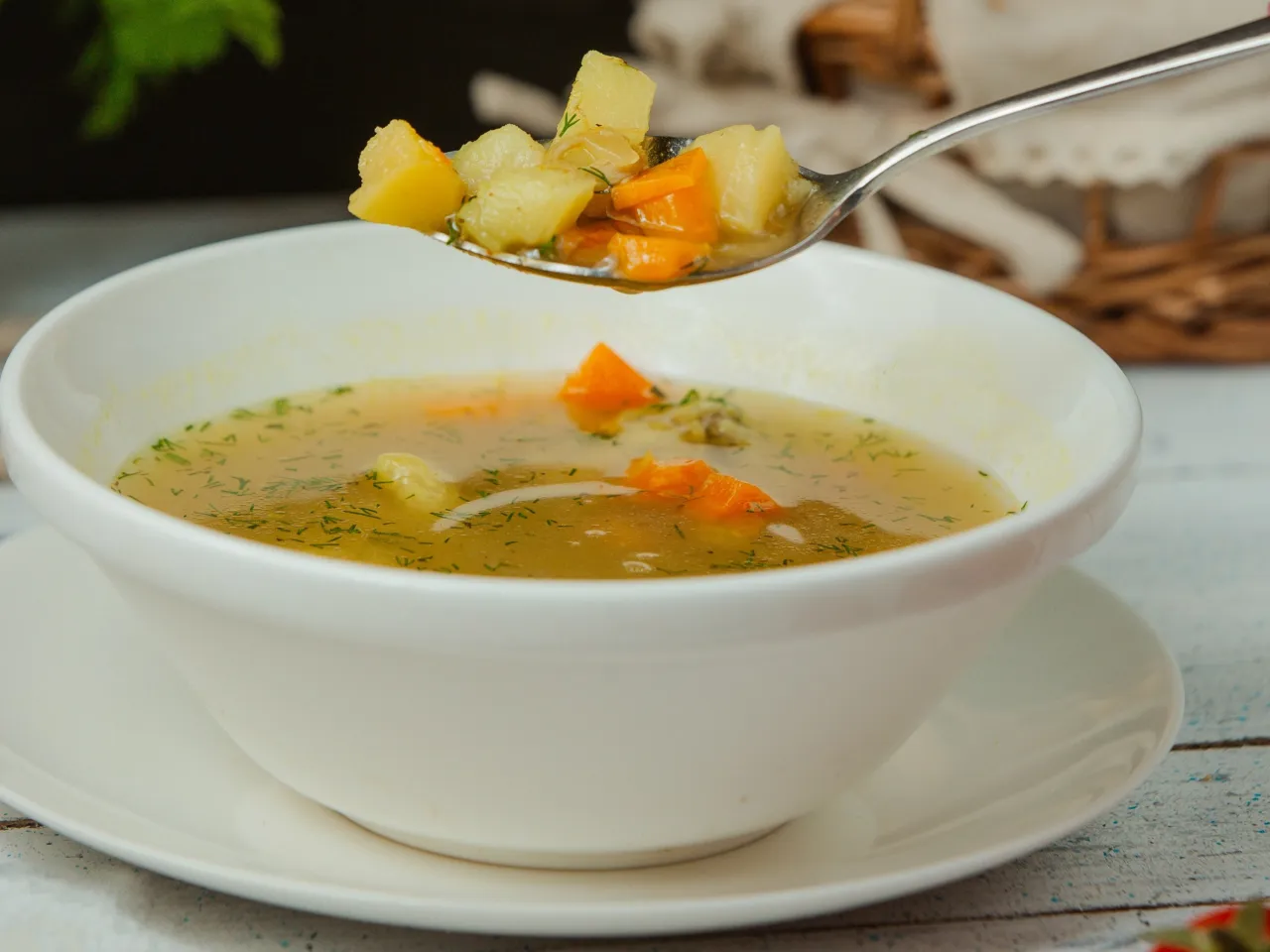 Jak ugotować zupę ziemniaczaną, aby była pyszna i sycąca?