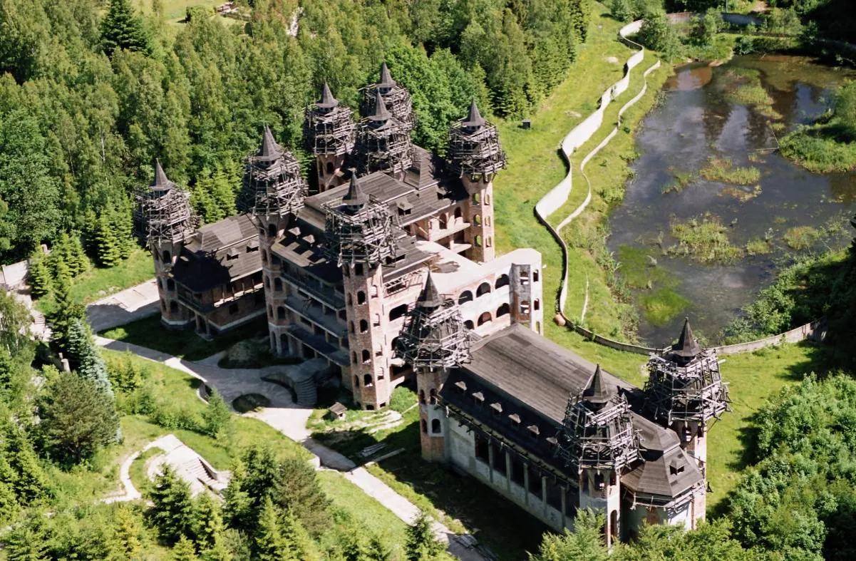 Zamek w Łapalicach właściciel Piotr Kazimierczak i jego osiągnięcia