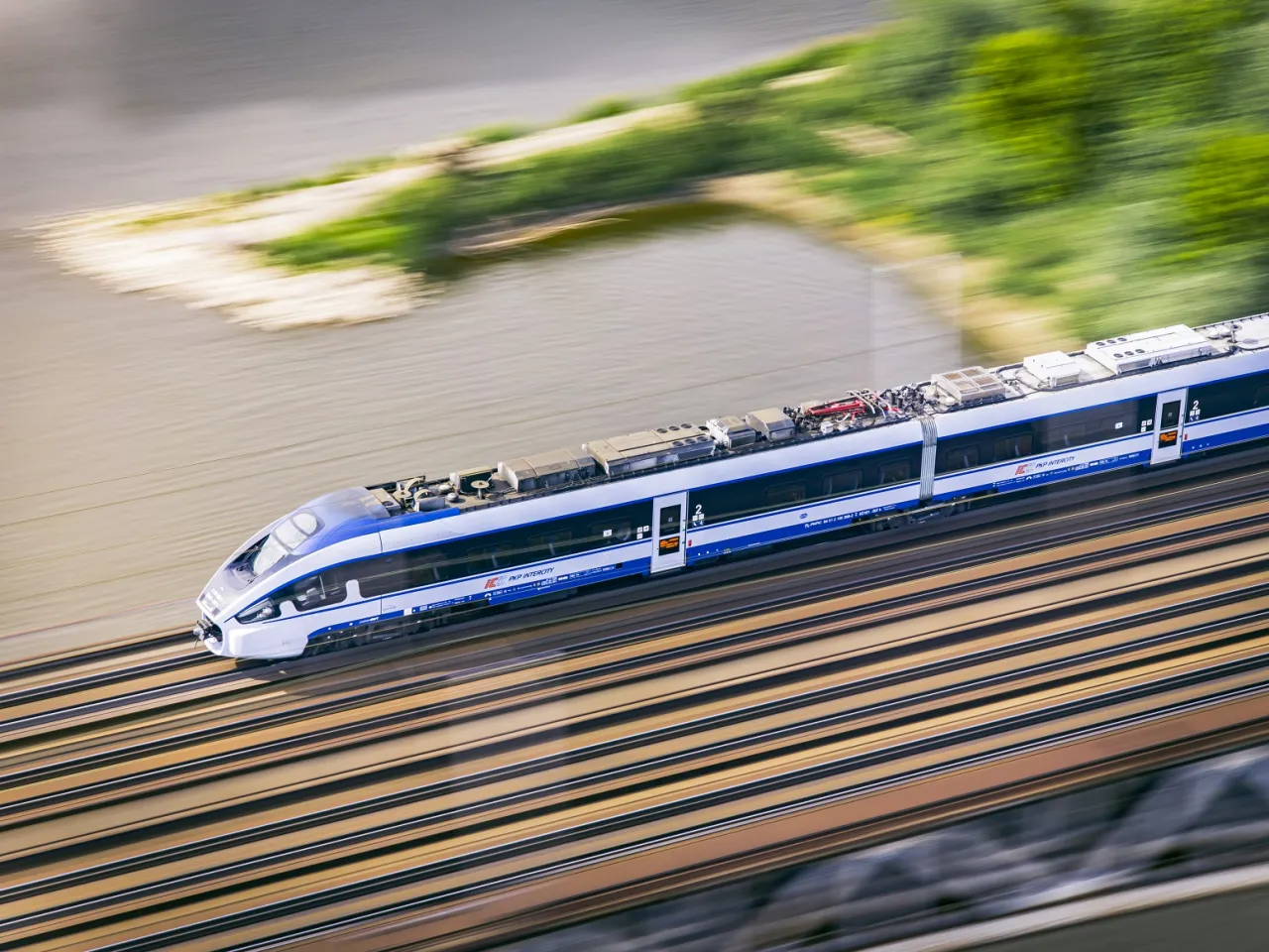 Ile procent stracisz przy zwrocie biletu PKP Intercity? Sprawdź teraz!