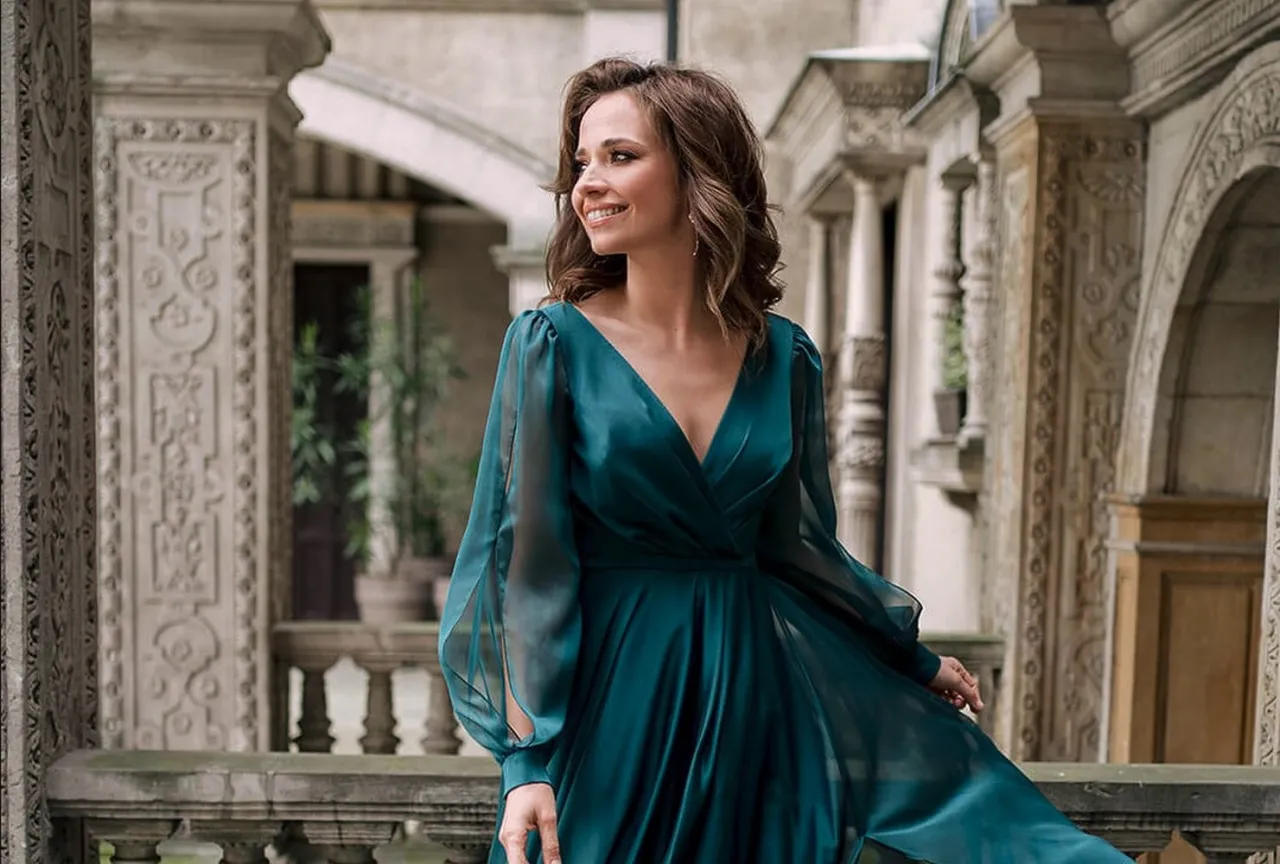 Jaka suknia na wesele syna, aby wyglądać elegancko i czuć się komfortowo?