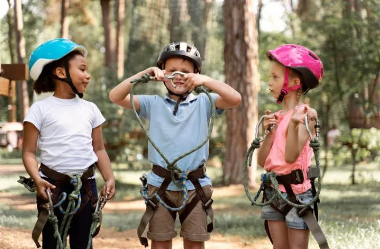 Wychowawca kolonijny na ile osób? Poznaj kluczowe przepisy i limity