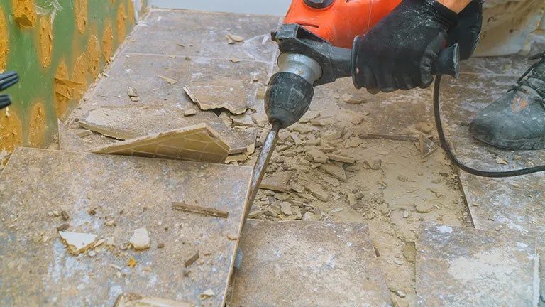 Skuwanie kafelków samodzielnie? Zrób to dobrze i bezpiecznie!