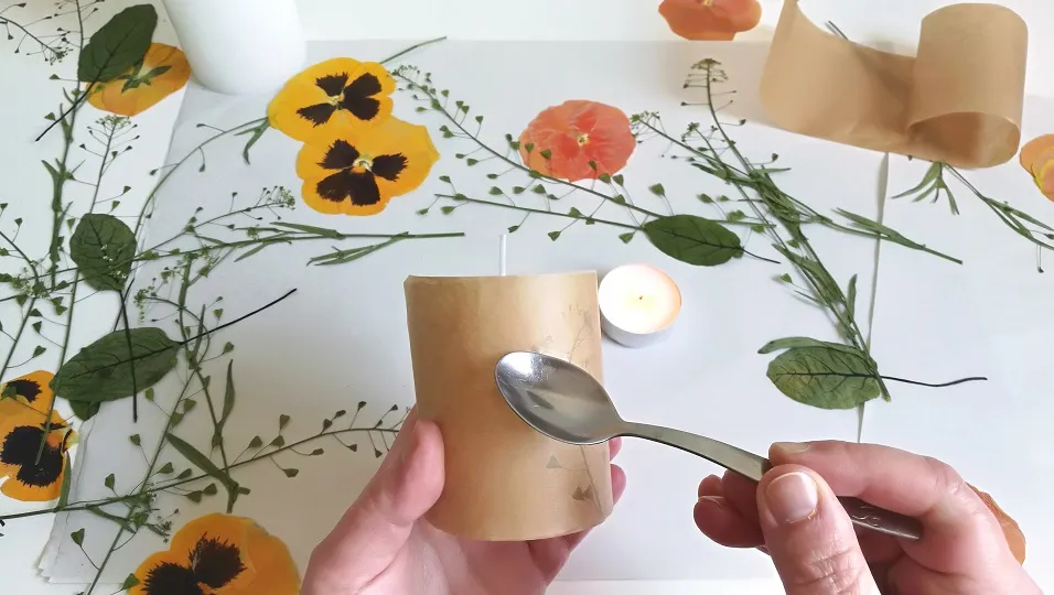 Jak zrobić świece z suszonymi kwiatami – proste kroki i porady
