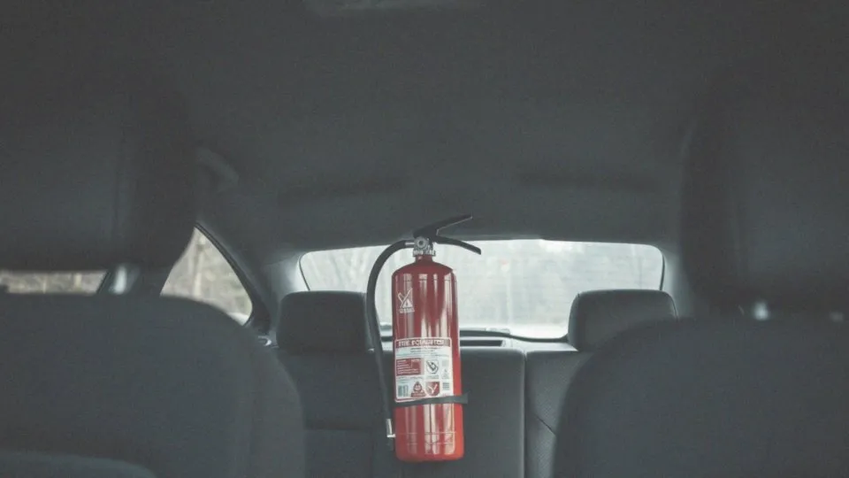 Czy gaśnica jest obowiązkowa w samochodzie? Sprawdź przepisy i kary