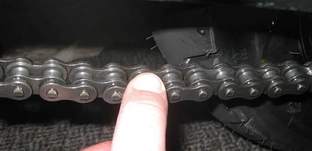 Jak smarować łańcuch motocyklowy – uniknij najczęstszych błędów