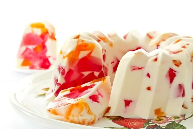 Kiedy wylać galaretkę na ciasto, aby uniknąć nieudanej dekoracji?