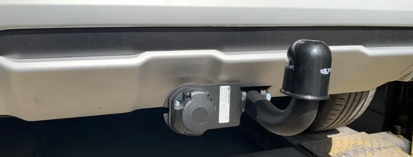 Zaczep do holowania pojazdu – czy jest obowiązkowy i co warto wiedzieć?