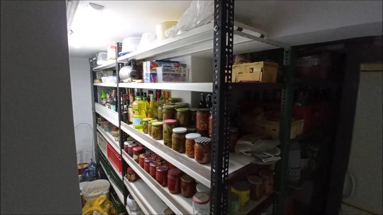 Jak zrobić regał na słoiki - proste kroki do idealnego przechowywania