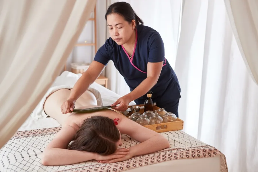 Co to masaż tajski? Odkryj jego korzyści i unikalne techniki