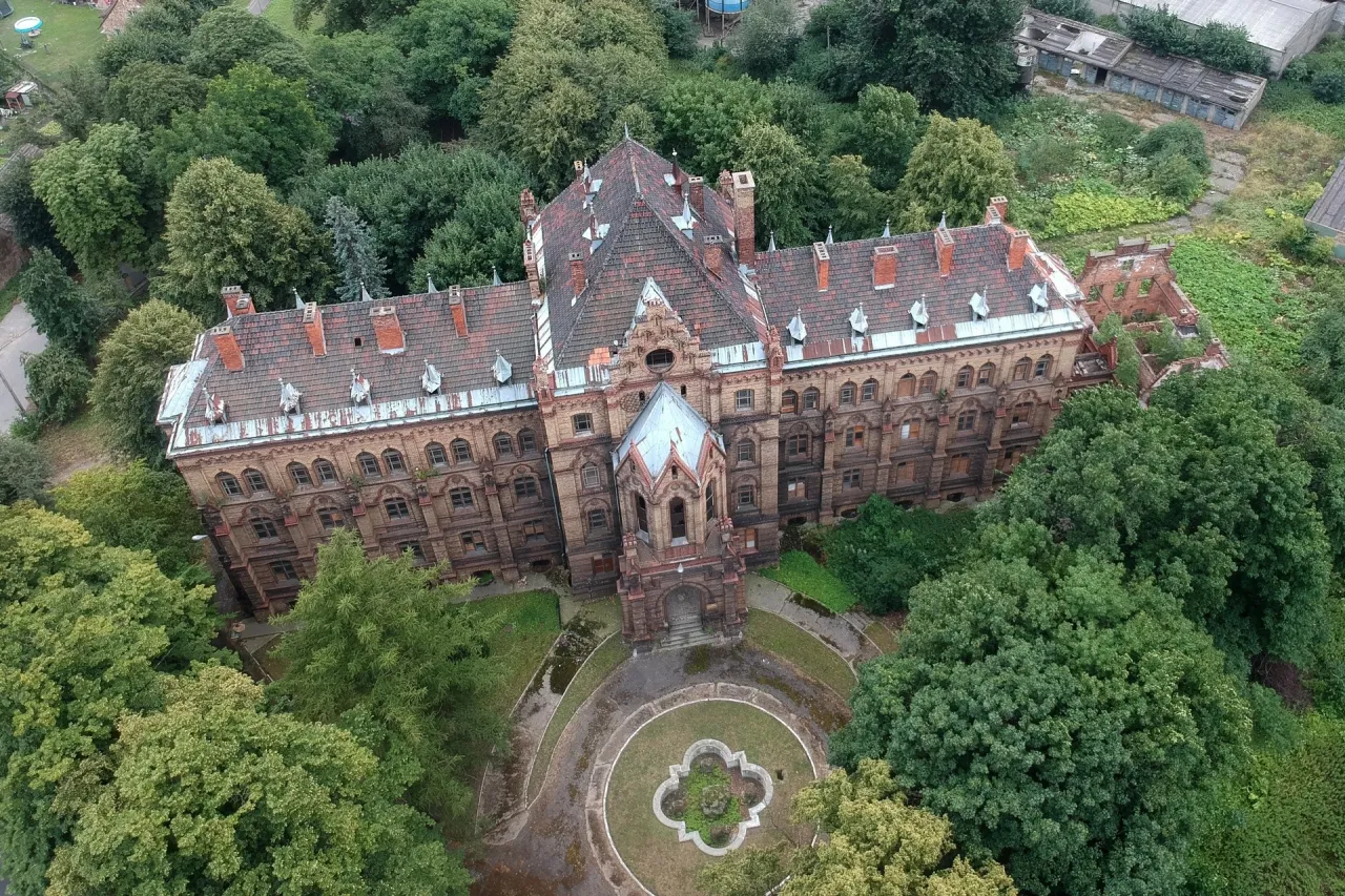 Pałac w Mokrzeszowie: Tajemnice historii i architektury sanatorium