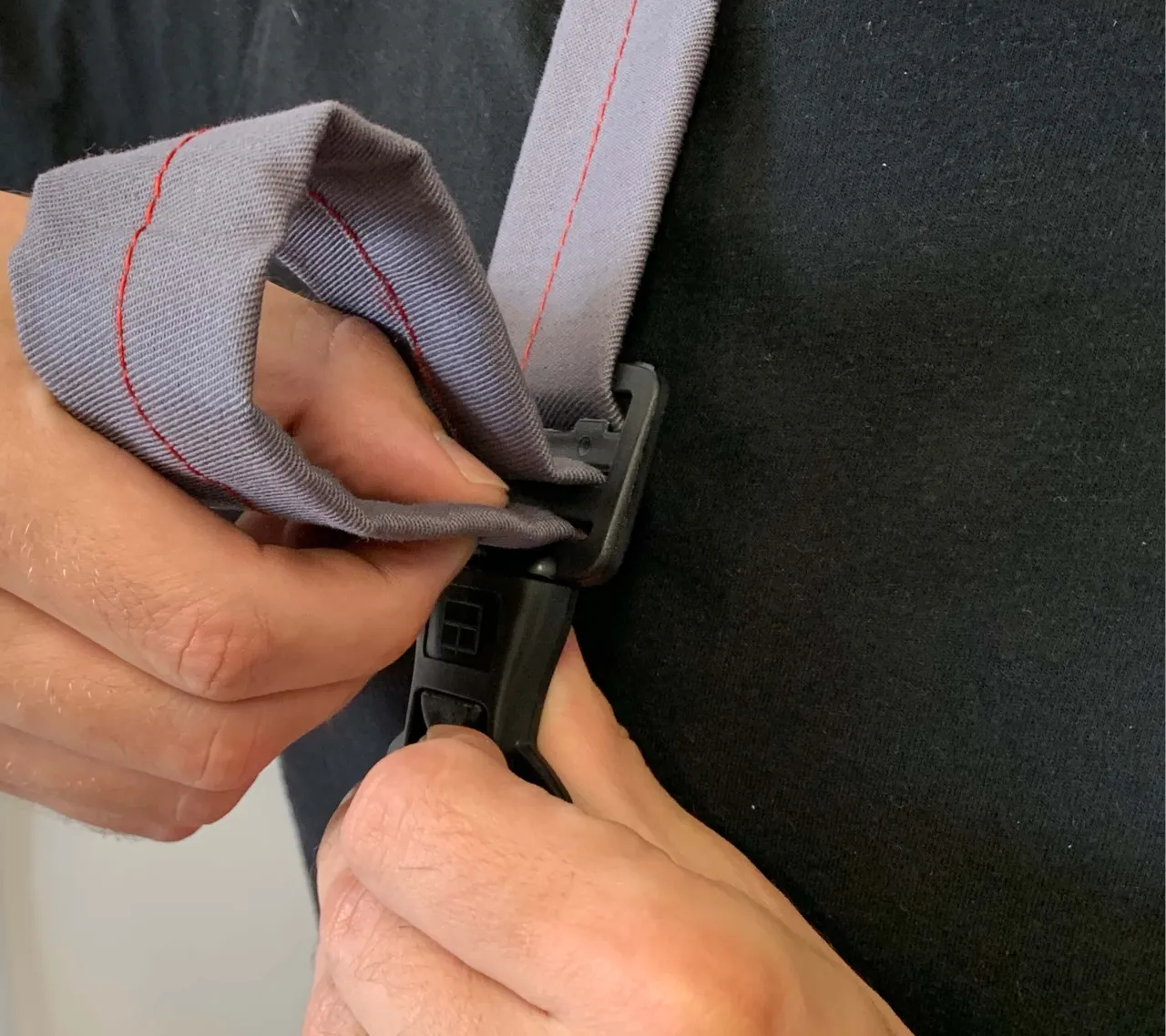 Jak zapiąć szelki w spodniach roboczych? Poradnik eksperta.