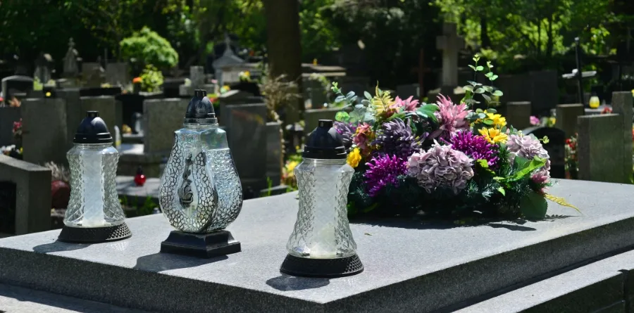 Czy palimy znicze w dniu pogrzebu? Tradycje i przesądy, które musisz znać