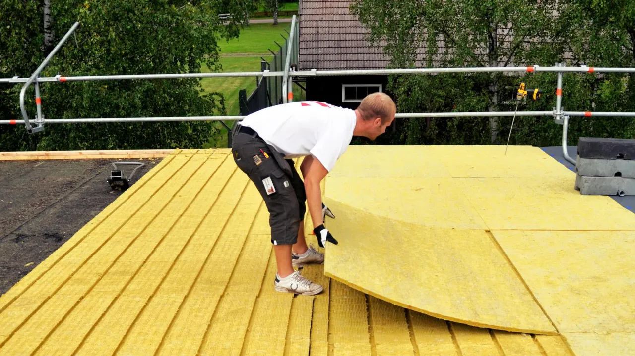 Izolacja dachu płaskiego: przewodnik po materiałach, kosztach i błędach