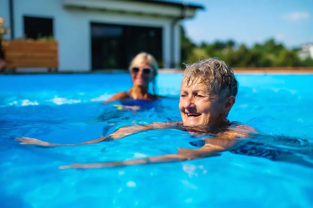 Czy dorosły może nauczyć się pływać? Odkryj, jak to osiągnąć bez lęku