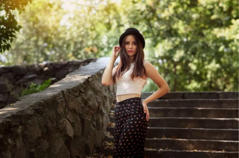 Stylizacje ze spodniami w groszki: Modnie i z klasą na każdą okazję